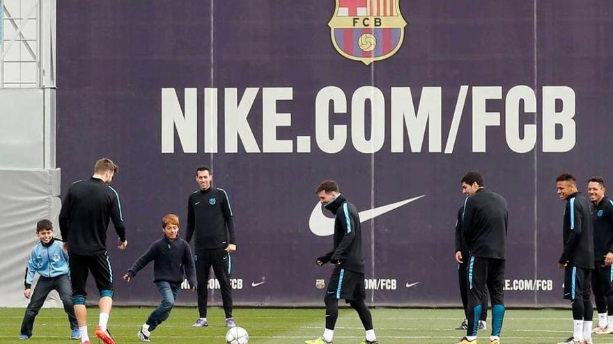 El último entrenamiento antes del partido frente al Arsenal estuvo animado por la irrupción de tres niños, dos ecuatorianos y un uruguayo. Los menores sortearon los controles de seguridad en la Ciudad Deportiva y participaron en un rondo con los jugadores del Barça, que se hicieron fotos con ellos y les firmaron autógrafos. Tras unos minutos fueron invitados a abandonar el césped por los empleados de seguridad.