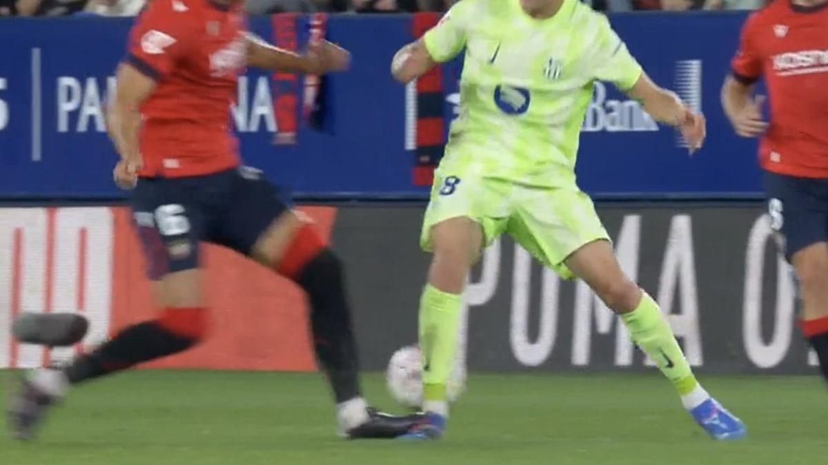 La falta sobre Pau Víctor no señalada en el gol de Osasuna