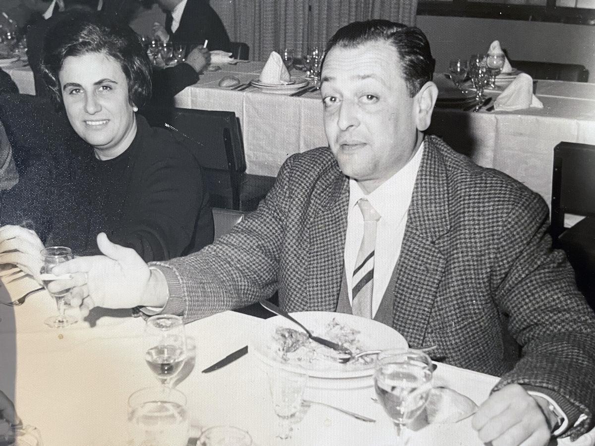 Con su marido, Vicente Berná, con quien tuvo dos hijos y fallecería en 1969.