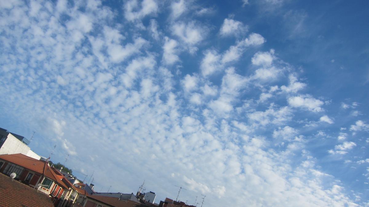 Archivo - Cielos despejados con algunas nubes en Vizcaya.