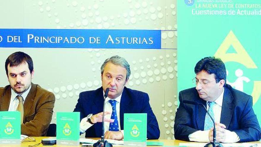 «Los jueces asturianos realizan un esfuerzo diario que no es reconocido por todos» Juristas de prestigio para analizar la nueva ley de Contratos del sector público