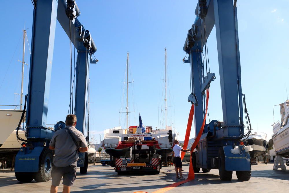 El catamarà comença a navegar a Roses