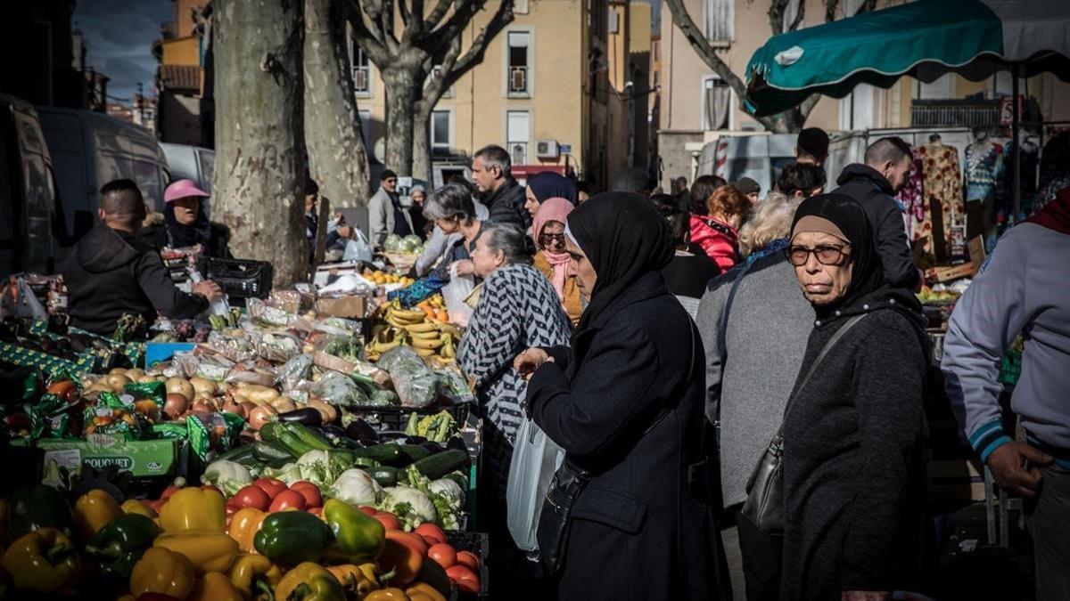 Mercado de la plaza Cassanyes de Perpinyà, en el depauperado barrio de Saint Jacques.