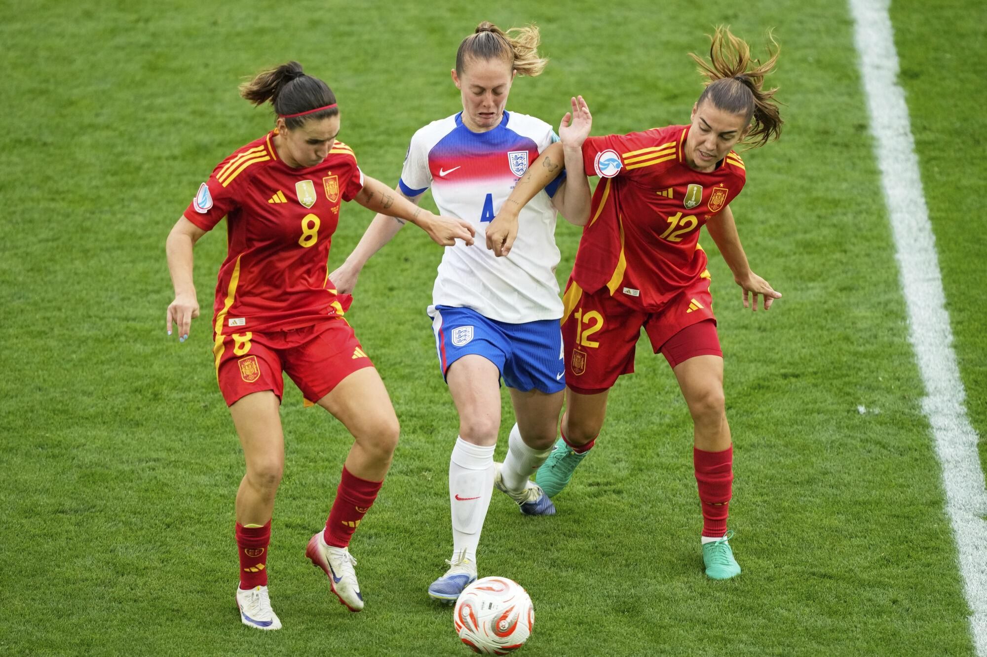 England's Keira Walsh, centre, challenges for the ball with Spain's Mariona Caldentey, left, and Spain's Patri Guijarro during the Women's Euro 2025 final soccer match between England and Spain at St. Jakob-Park in Basel, Switzerland, Sunday, July 27, 2025. (AP Photo/Michael Probst) Associated Press /LaPresse Only italy and spain. EDITORIAL USE ONLY/ONLY ITALY AND SPAIN