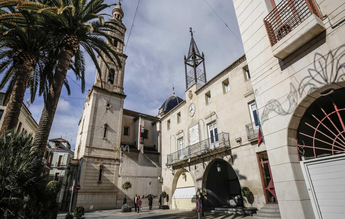 La Plaza de España de Novelda donde se produjeron los hechos al mediodía de ayer.