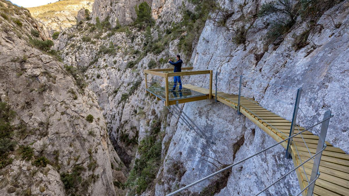 Una pasarela de madera de 212 metros anclada en la pared recorre la profunda garganta junto al antiguo pantano de Relleu