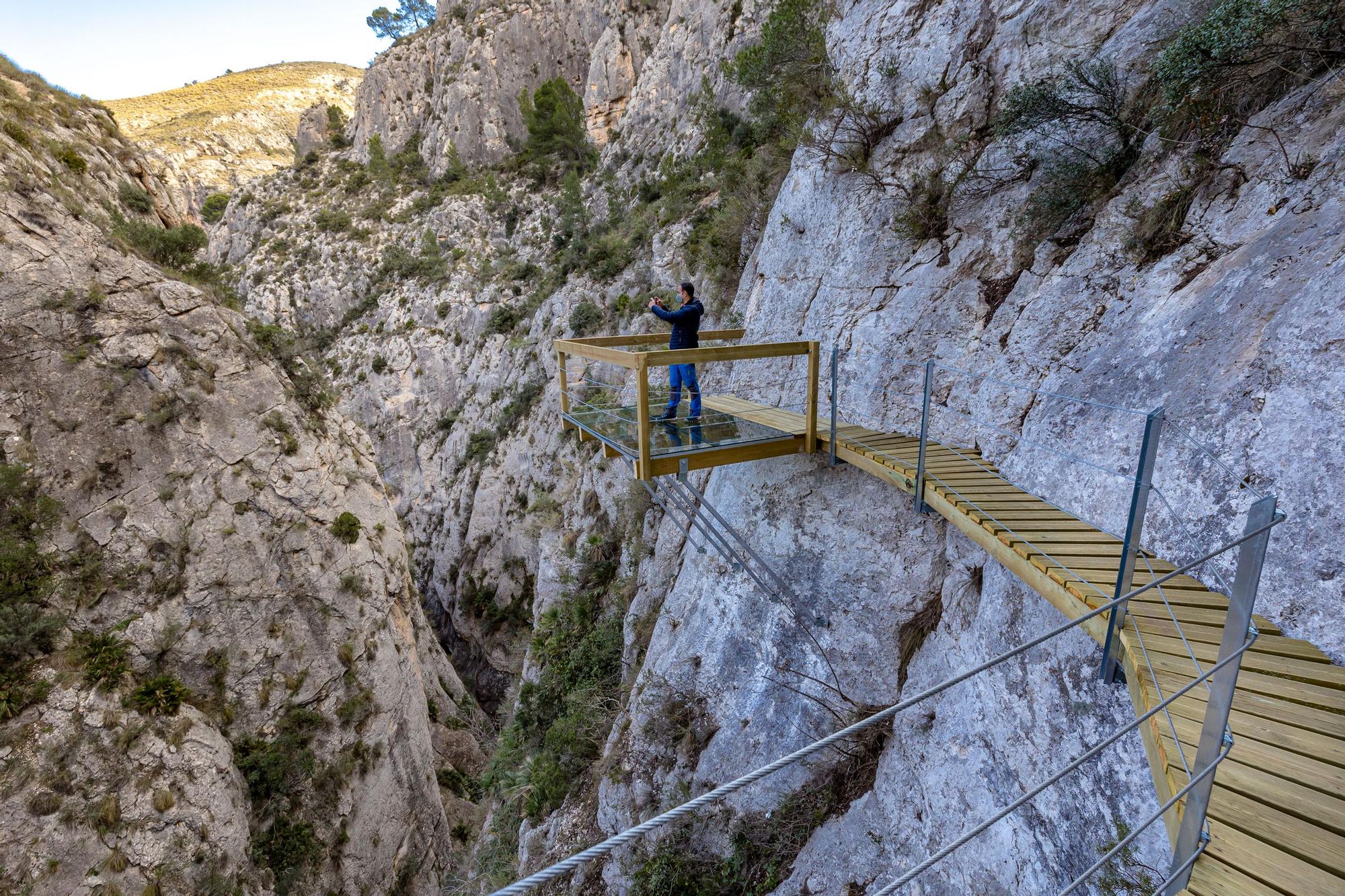 Una pasarela de madera de 212 metros anclada en la pared recorre la profunda garganta junto al antiguo pantano de Relleu