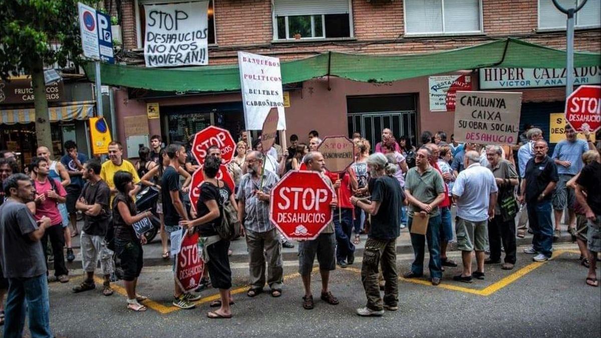 La concentración de la PAHV-Gramenet para parar un desahucio tras la que fue detenido el activista por parte de los Mossos.