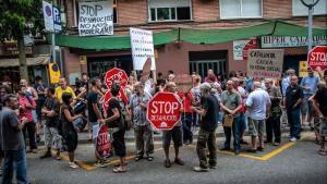 La concentración de la PAHV-Gramenet para parar un desahucio tras la que fue detenido el activista por parte de los Mossos.