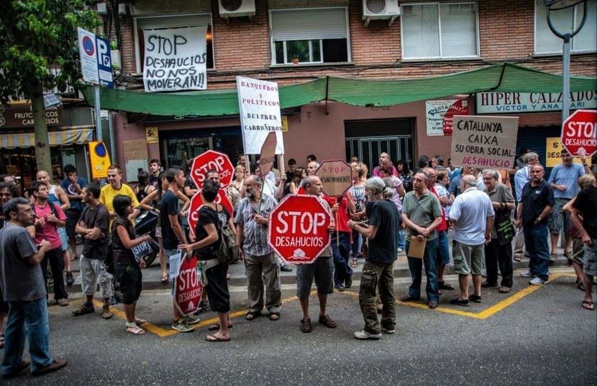 La concentración de la PAHV-Gramenet para parar un desahucio tras la que fue detenido el activista por parte de los Mossos.