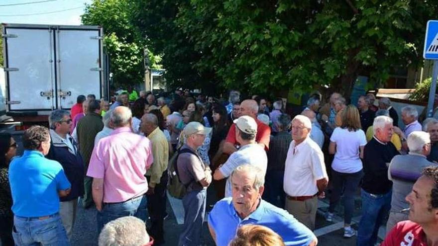 Vecinos de San Miguel de Oia en la calle para demandar más servicios en la parroquia. // FdV