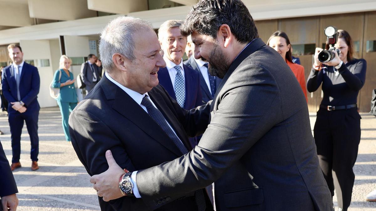 López Miras saluda al Ministro Jordi Hereu en la inauguración del Foro Avanza de la Empresa Familiar