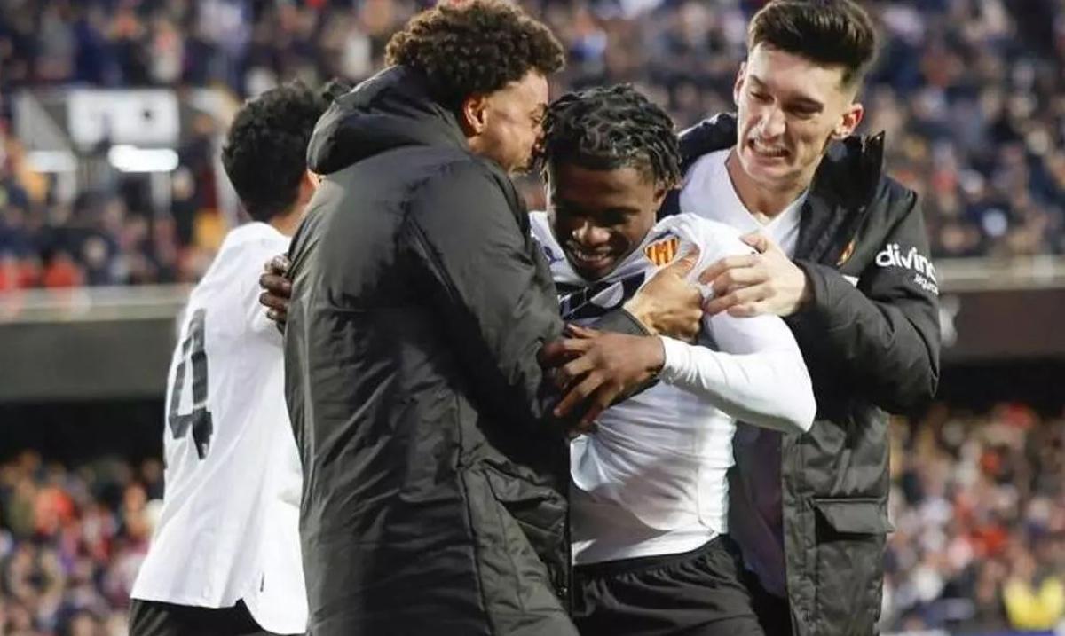 Ramazani, abrazado por Danjuma y Pepelu