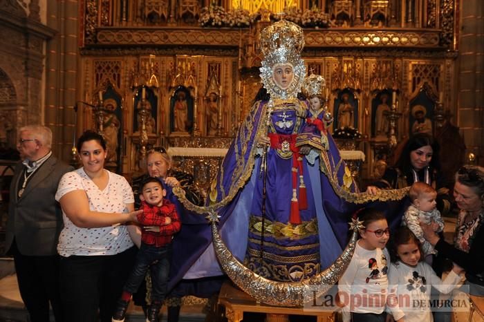 Los niños pasan por el manto de la Fuensanta