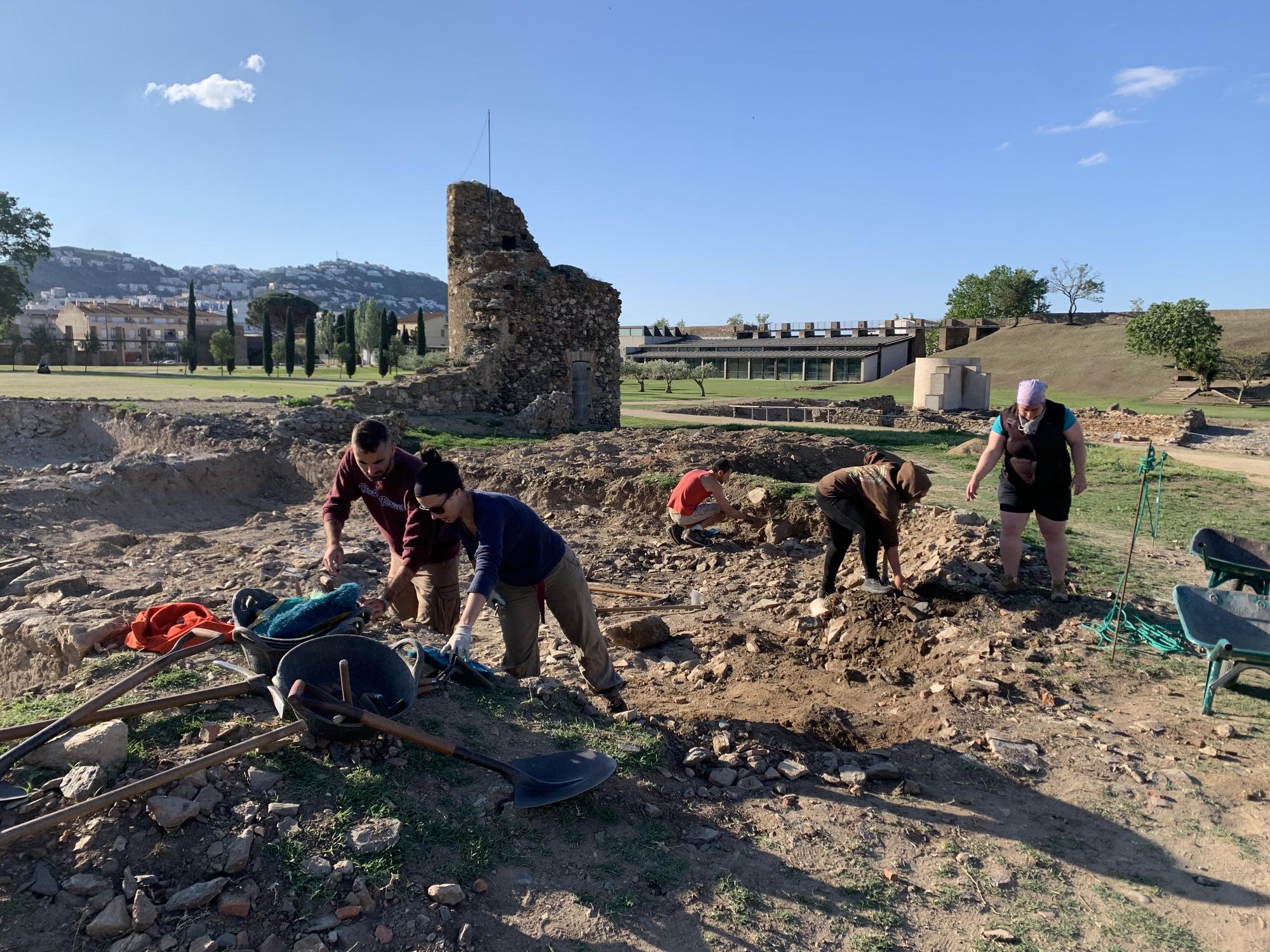 Més excavacions per fer aflorar la vila medieval de la Ciutadella de Roses
