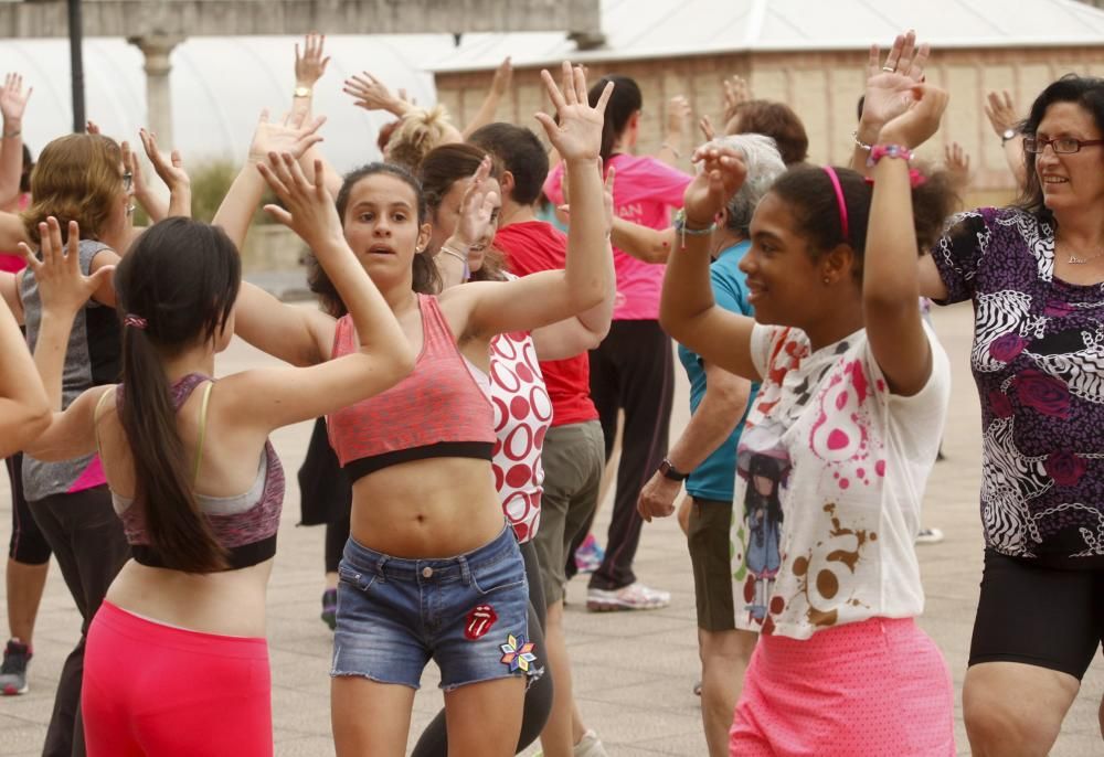 Clase de zumba al aire libre en Gijón