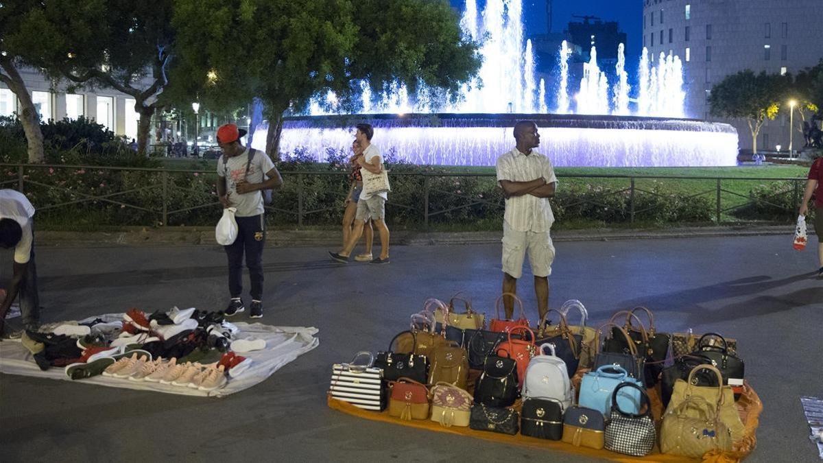 Fotografía de archivo de vendedores del 'top manta'm en la plaza Catalunya.