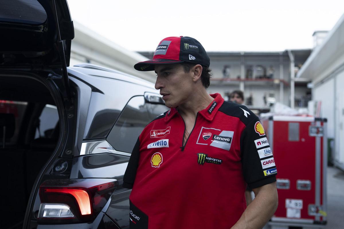 Marc Márquez, con el brazo derecho en cabestrillo tras su caída de hoy en Mandalika, Indonesia.