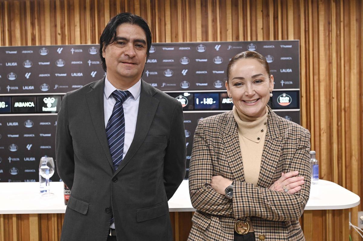Marco Garcés, director deportivo del Celta, junto a Marián Mouriño, presidenta de la entidad celeste, este miércoles antes de la rueda de prensa.