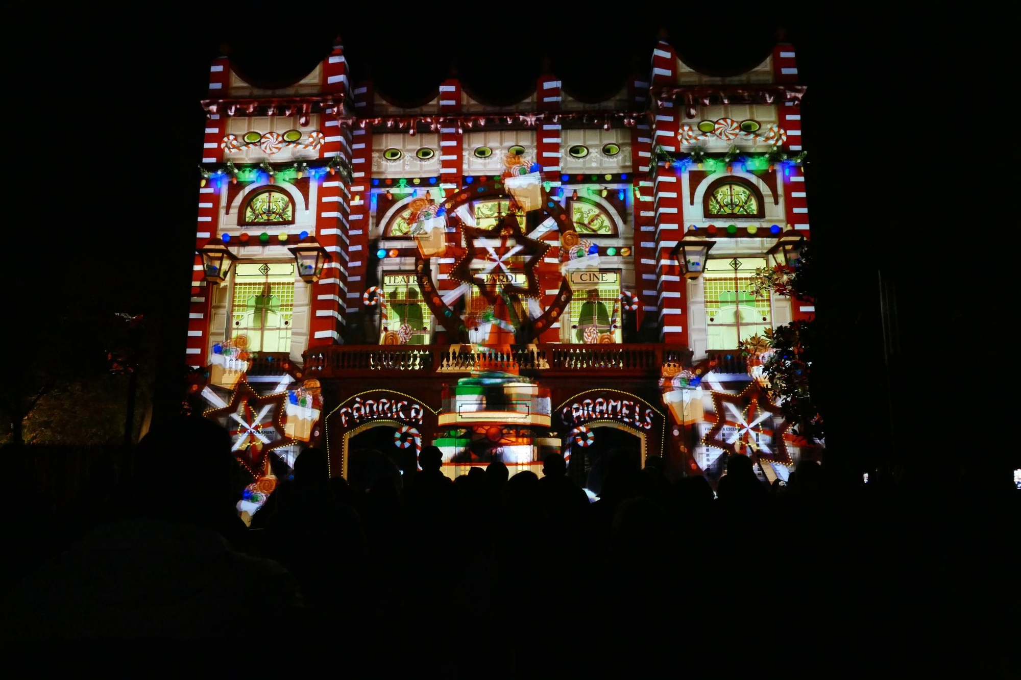 El «mapping» nadalenc de Figueres pica l'ullet al centenari dels Pastorets de Figueres