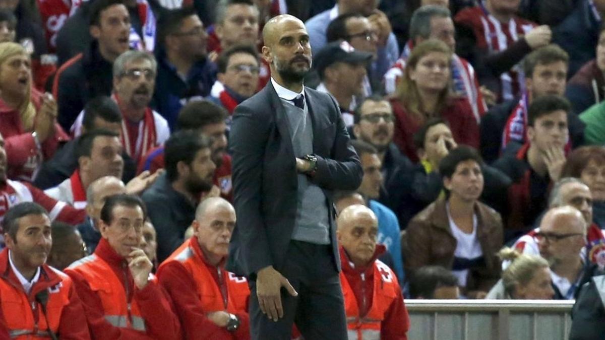 Pep Guardiola, técnico del Bayern, mira el videomarcador del Vicente Calderón durante el partido de semifinales de la Champions contra el Atlético de Madrid.