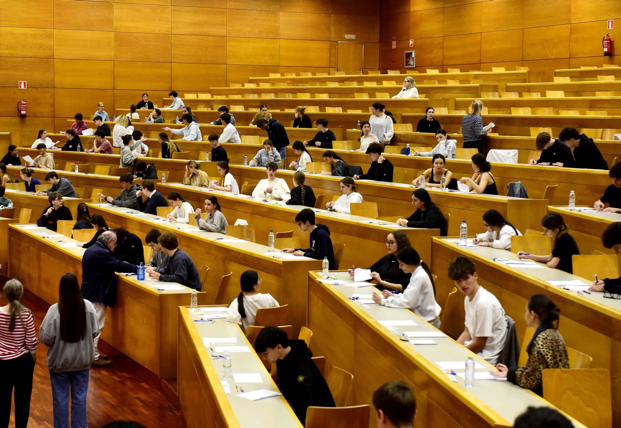 Comienza la selectividad en A Coruña: rosarios, apuntes en mano y últimas colas para ir al baño