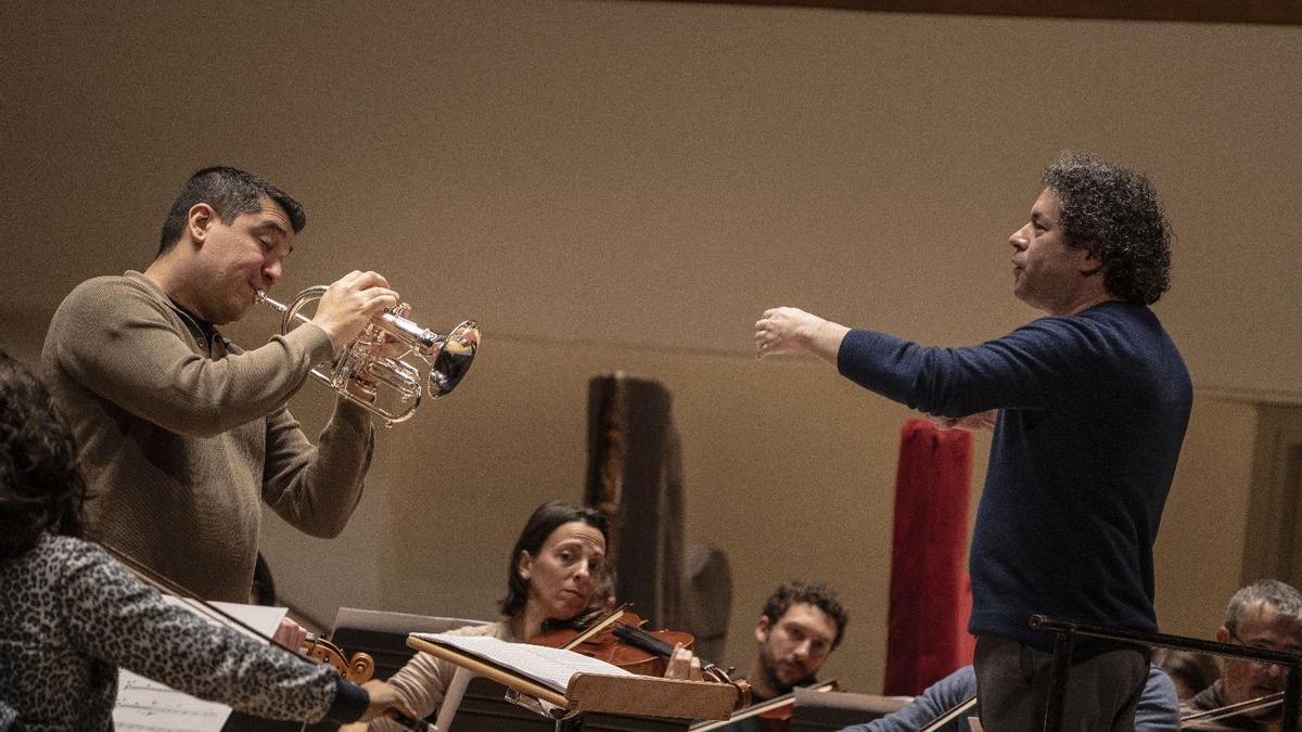 Gustavo Dudamel y Pacho Flores en el ensayo celebrado en febrero en el Palau de la Música para el concierto solidario.