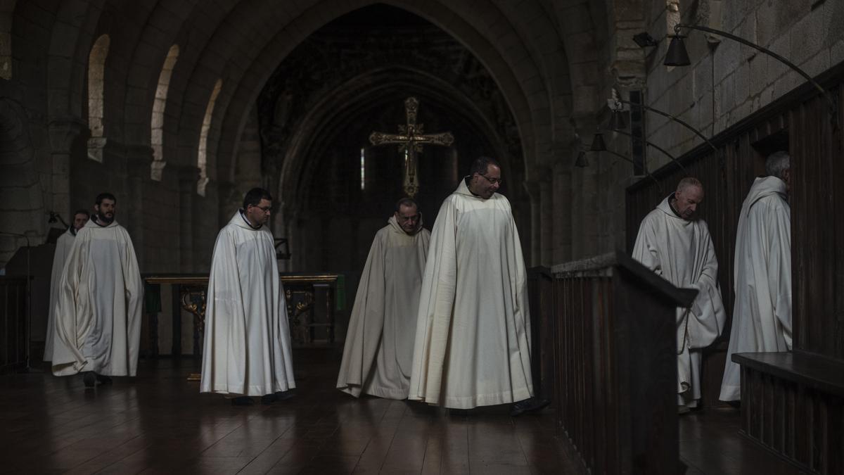 Monjes en la iglesia del monasterio de Oseira.