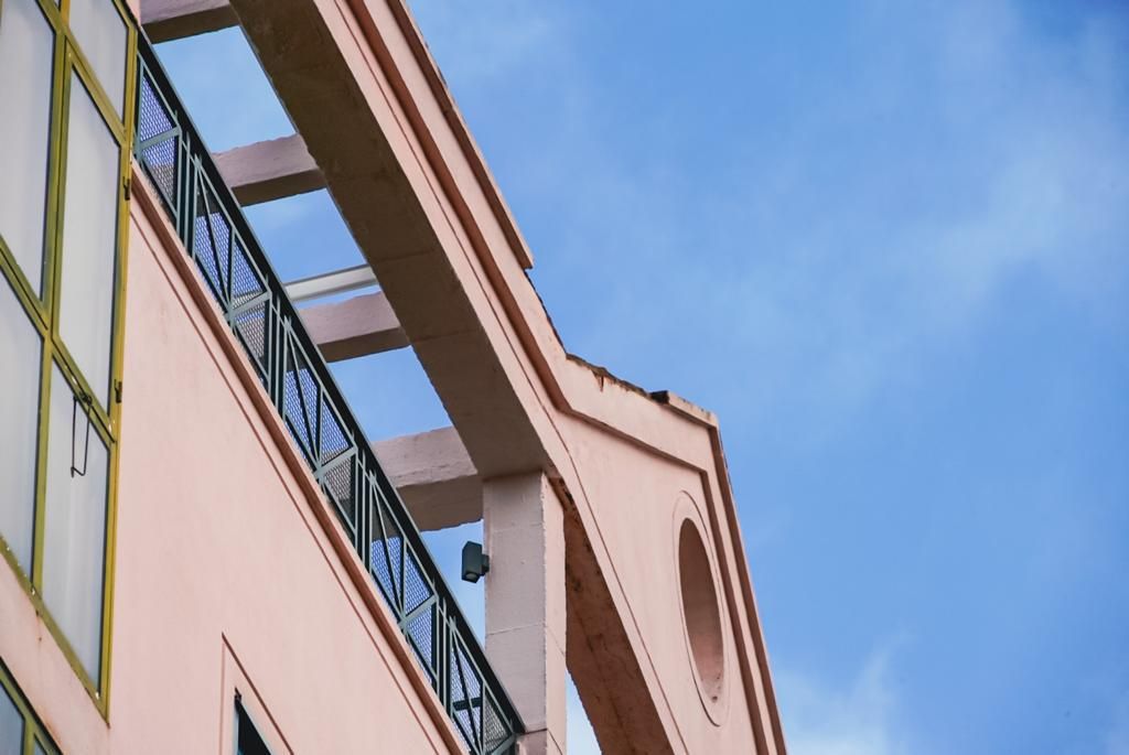 Fotogalería | Desprendida parte de la cornisa del edificio de La Chicuela en Cáceres