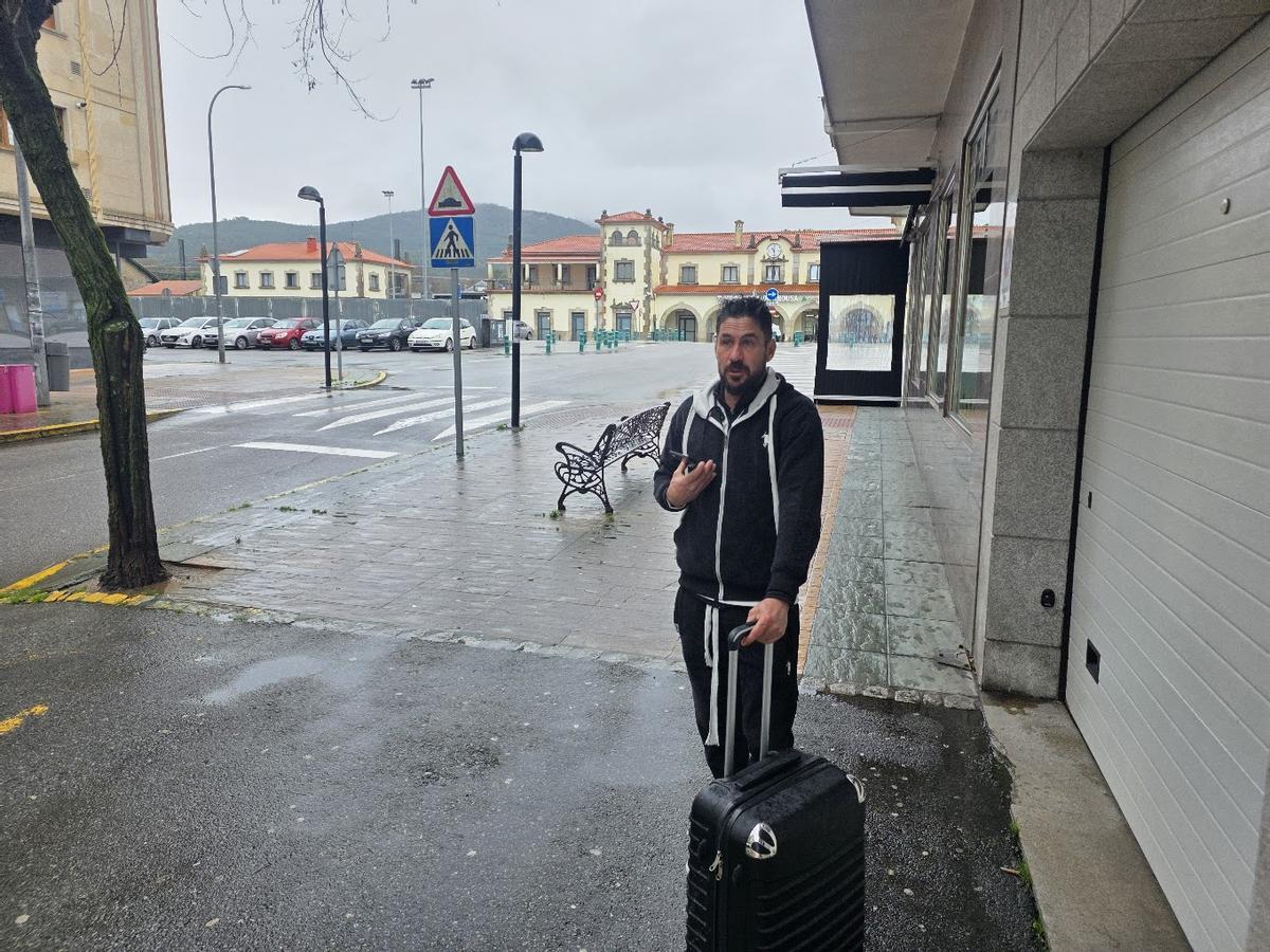 Un viajero obligado a coger un taxi tras recibir el abono de su billete en la estación de Vilagarcía, ayer.