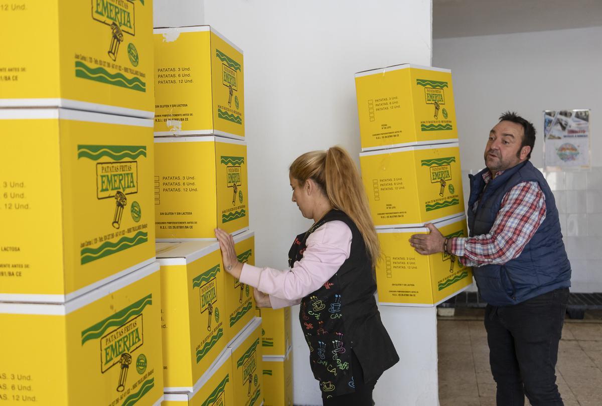 Yolanda González y José Francisco Vaquero colocando cajas llenas de productos en el almacén de su fábrica, en Trujillanos.