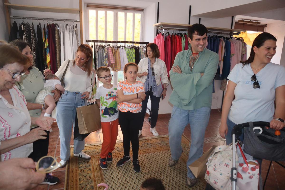 El diseñador con algunas de las clientas de su 'pop up store'