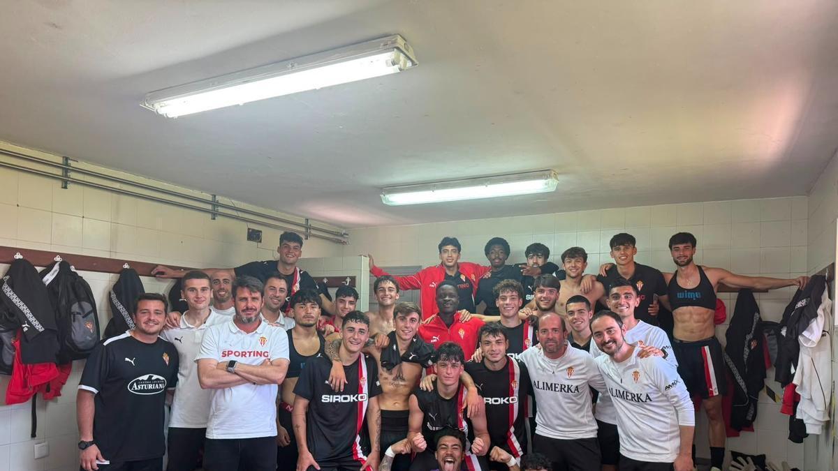 Plantilla del Sporting C celebrando el título
