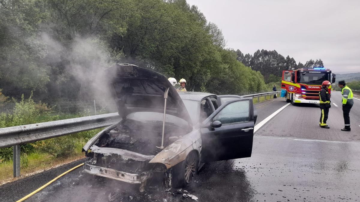 El incendio del coche en la AP-53 afectó al compartimento del motor.