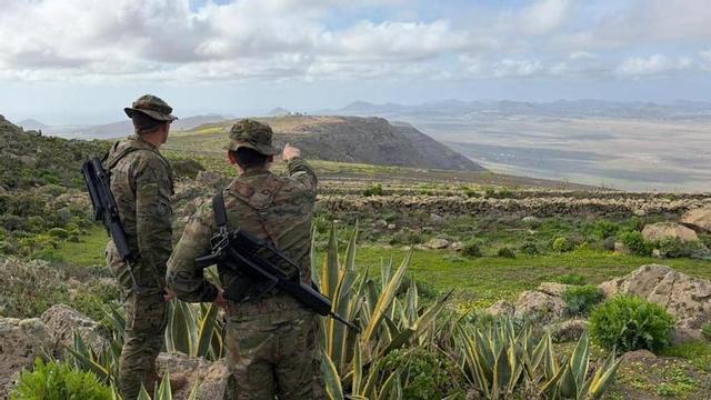 Dos soldats de l’Exèrcit, en una patrulla a Lanzarote