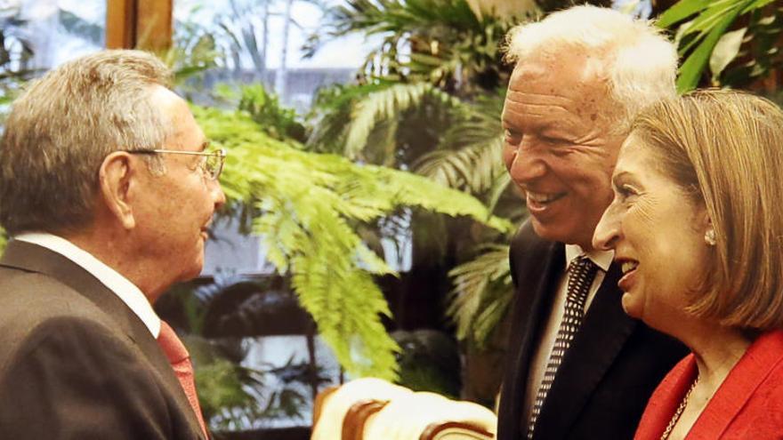 Margallo y Pastor saludan a Raúl Castro.