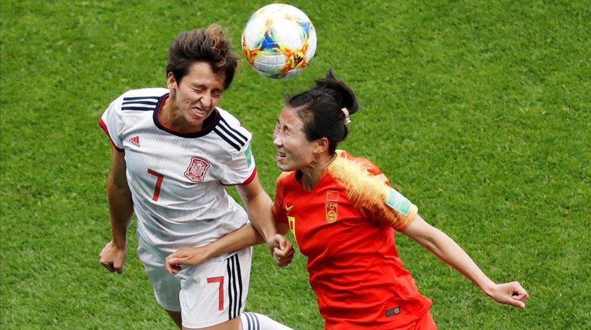 Marta Corredera y Li Yang pugnan por un balón durante el partido China-España.