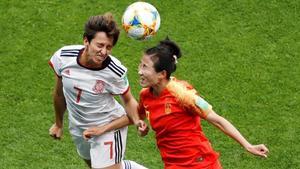 Marta Corredera y Li Yang pugnan por un balón durante el partido China-España.
