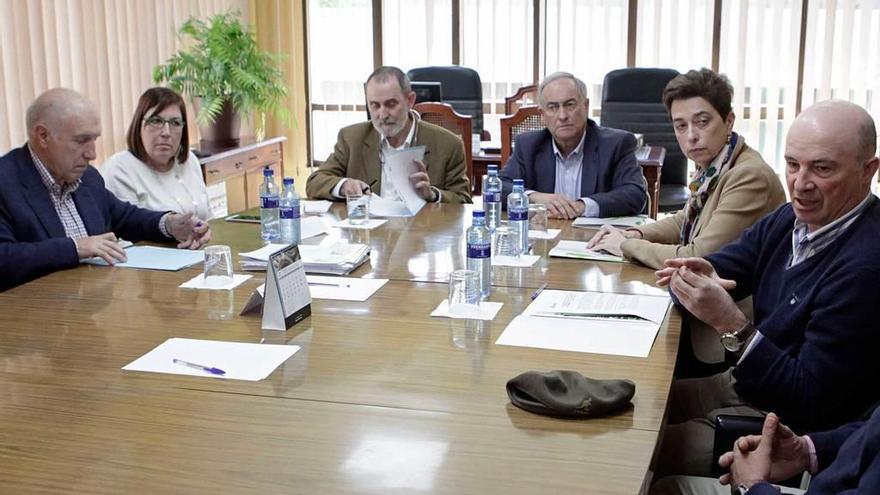 De izquierda a derecha, el presidente de Asturbiotech, Francisco González Zapico; la gerente de la Cooperativa de Agricultores de Gijón, Paloma Alonso; el director del Serida, Ramón Juste; el presidente de la Cooperativa, Joaquín Vázquez; la directora técnica del Serida, Carmen Monforte, y el jefe del servicio de investigación animal del Serida, Enrique Gómez Piñeiro, durante la firma del convenio de ayer, en la sede de la Cooperativa.