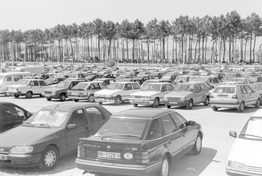 Aparcamientos llenos en la playa de Samil (Vigo), en 1995.