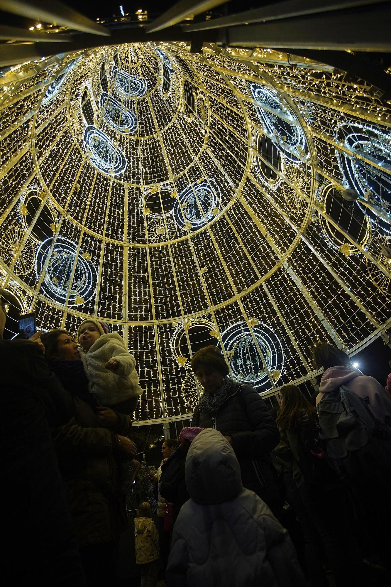 Galeria d'imatges: La tradicional encesa de l’arbre de Nadal de la plaça Catalunya acapara l’expectació de grans i petits