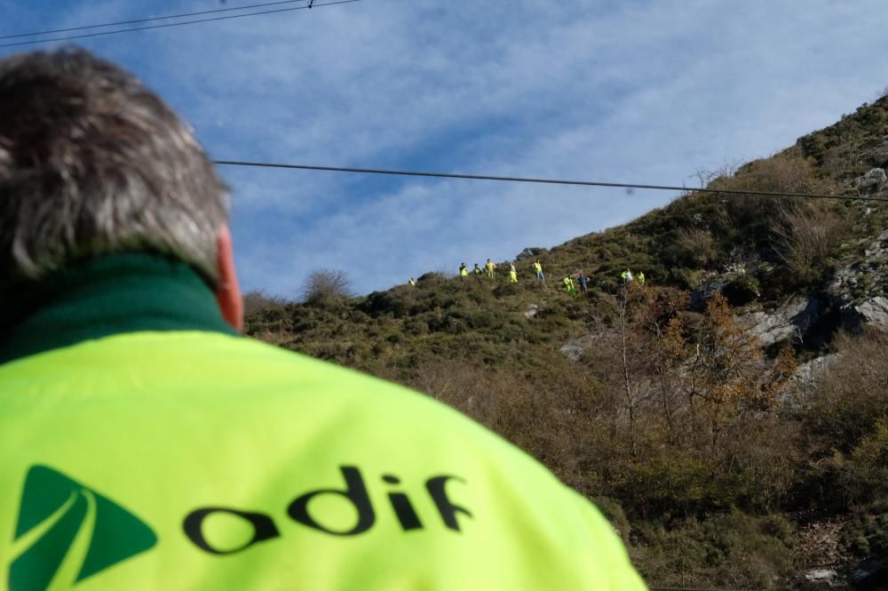 Técnicos del ADIF en labores en Pajares ante el riesgo de derrumbe sobre las vías