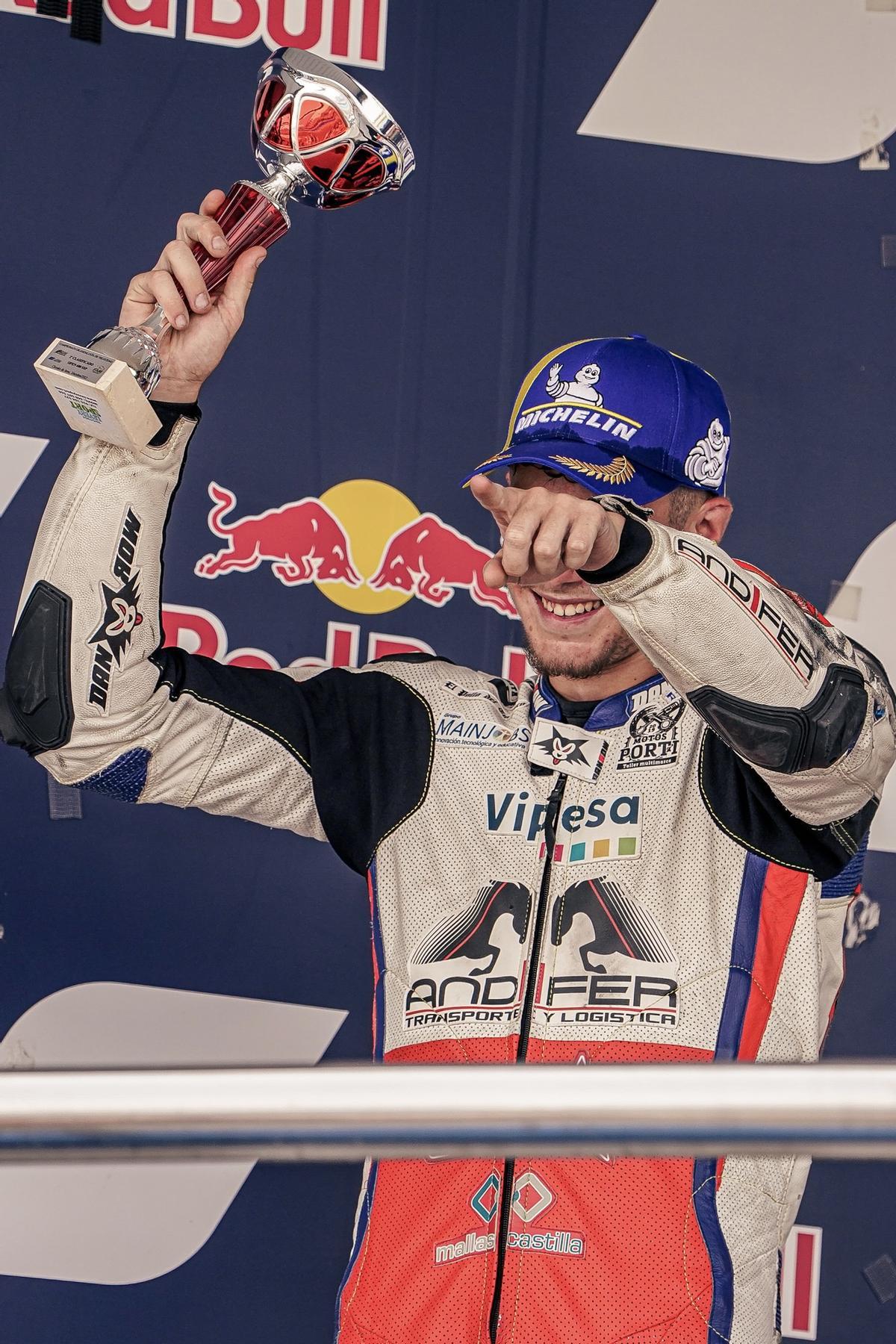 Carlos Valle recibiendo un trofeo