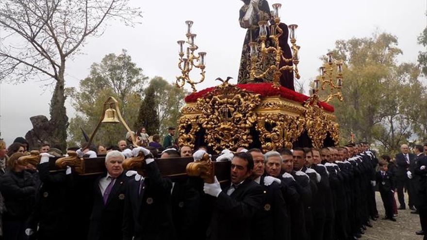 Una jornada desapacible deja a muchos pasos sin procesionar