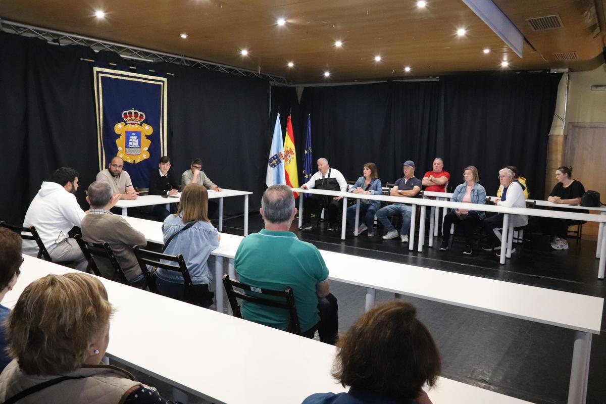 O alcalde e os tenentes de alcalde con veciños de Banda ao Río.