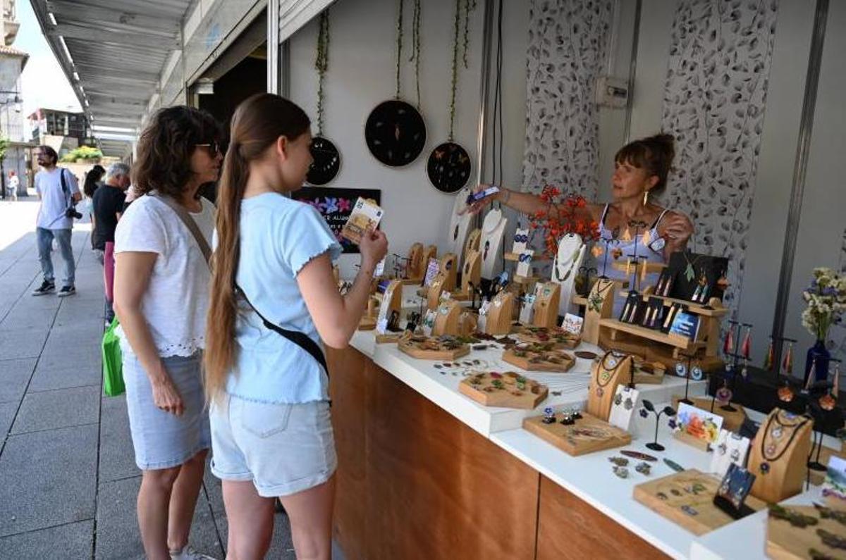 Clientes compran productos artesanos en el primer día de A Chalana