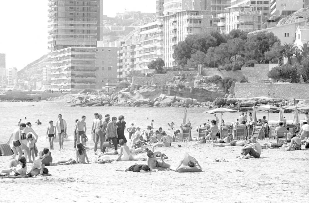 La avenida Villajoyosa llena de coches en las vacaciones de Semana Santa de 1967