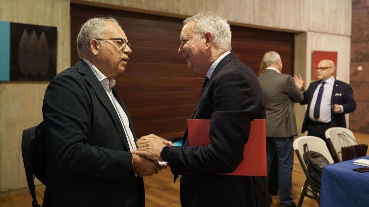 Casimiro Curbelo (i) y Sebastián Franquis conversan antes del inicio de la reunión de los grupos parlamentarios para analizar el 'decreto Canarias' el pasado noviembre.