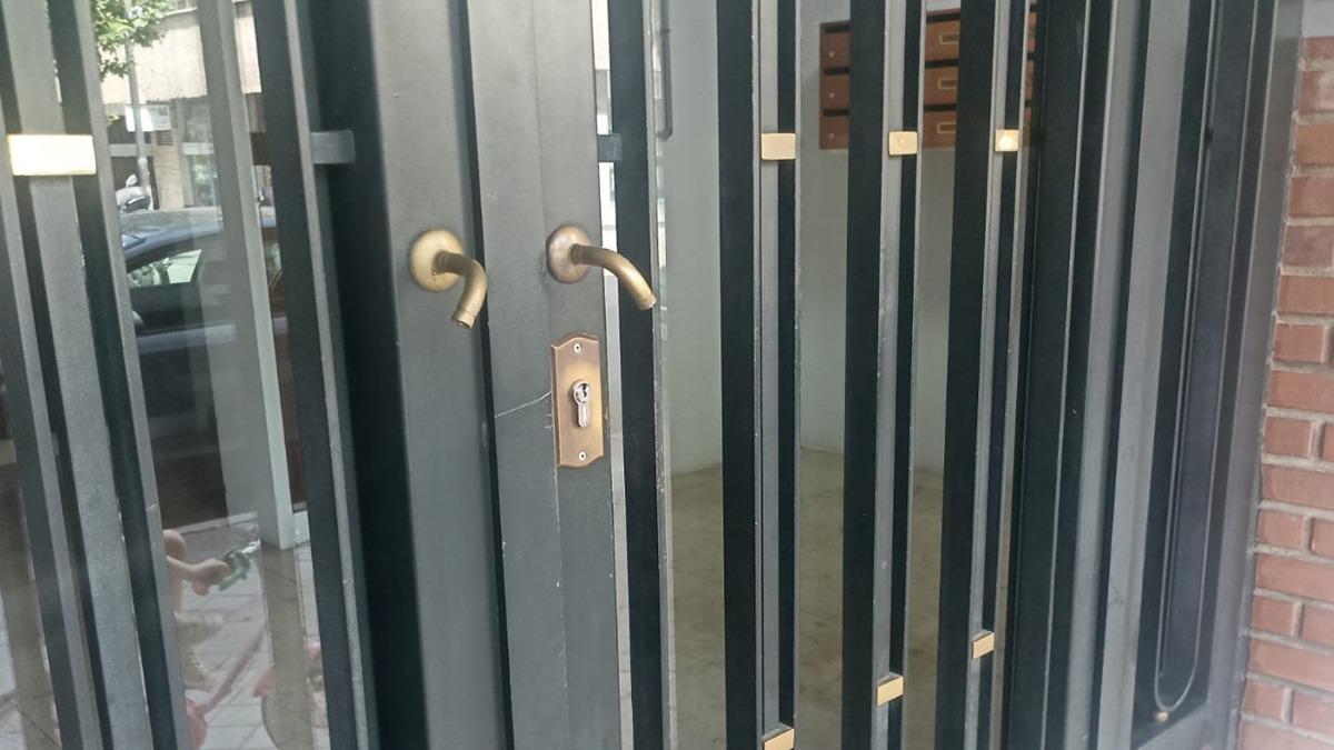 Manubrios rotos tras un hurto en un portal del barrio madrileño de La Latina.