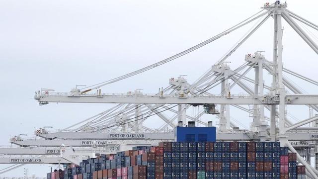 Un barco carregat de contenidors al port californià d’Oakland. | JOHN G. MABANGLO / EFE / EPA
